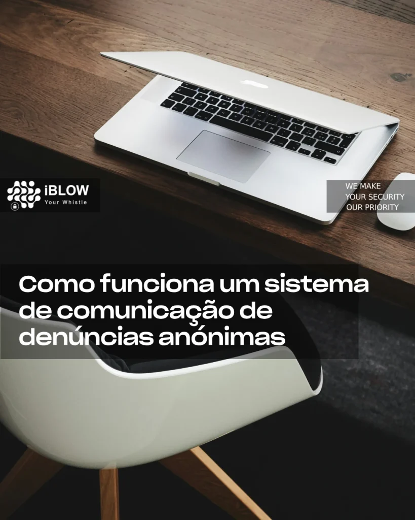 Laptop aberto em uma mesa de madeira com a tela exibindo o texto ‘iBLOW Your Whistle WE MAKE YOUR SECURITY OUR PRIORITY’ e a pergunta ‘Como funciona um sistema de comunicação de denúncias anónimas’.