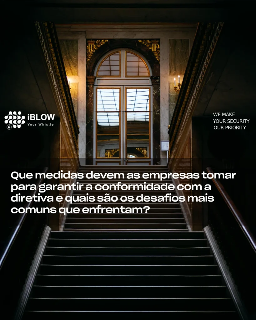 Grande escadaria num opulento edifício de escritórios de advogados com luz solar a atravessar as janelas por cima de portas fechadas, sobreposta a um texto que discute a segurança empresarial e as medidas de conformidade, num artigo de blog da iBlow.eu.