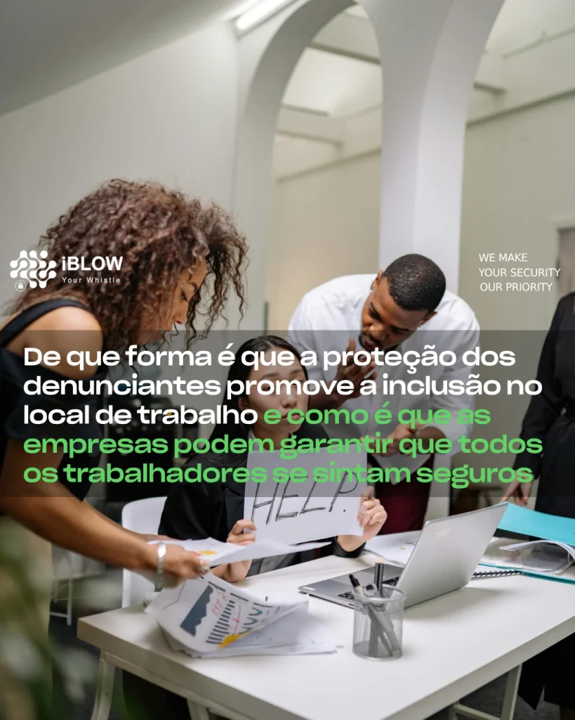 Uma pessoa sentada à mesa segurando um cartaz com a palavra ‘HELP’, enquanto trabalha com papéis e um laptop. Duas colegas estão de pé atrás dela, pressionando-a num ambiente de escritório, no artigo de blog iBlow.eu chamado “De que forma é que a proteção dos denunciantes promove a inclusão no local de trabalho e como é que as empresas podem garantir que todos os trabalhadores se sintam seguros para expressar as suas preocupações?”