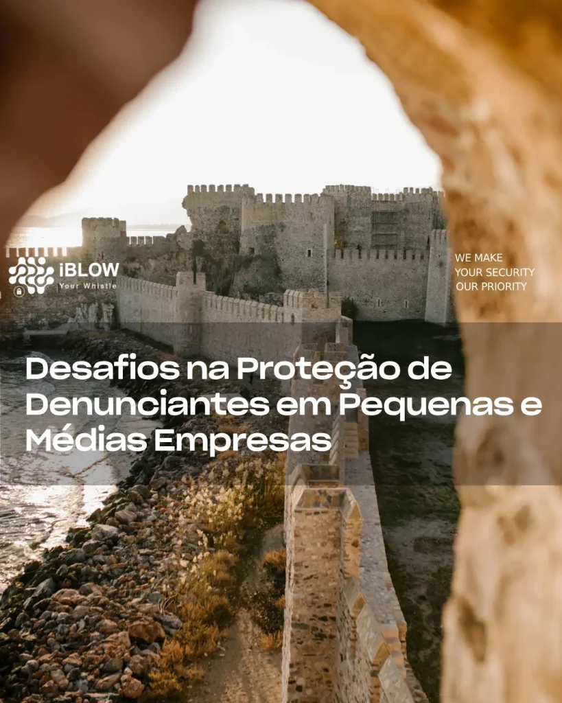 Uma fortaleza de pedra medieval junto ao mar, que simboliza segurança e proteção, com um texto sobreposto que discute os desafios da proteção dos denunciantes nas pequenas e médias empresas, um artigo da Iblow.eu intitulado "Desafios na Proteção de Denunciantes em Pequenas e Médias Empresas"