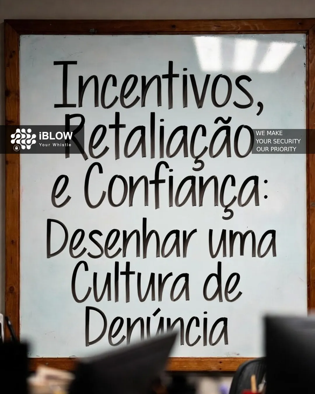 Quadro branco com “Incentivos, Retaliação e Confiança: Desenhar uma Cultura de Denúncia” sobre cultura de denúncia e compliance